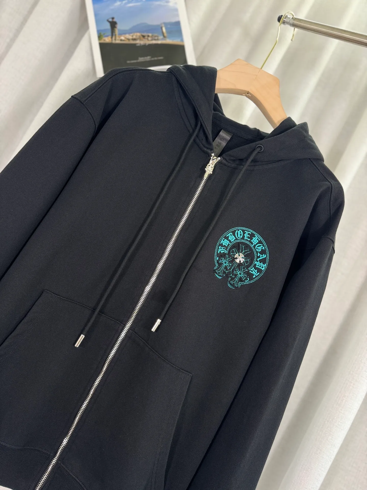 P340 top version, real shot without P, ​​different from market currency) 𝗖𝗵𝗿𝗼𝗺𝗲 𝗛𝗲𝗮𝗿𝘁𝘀/Cro Heart 2025 washed patch embroidery autumn and winter new original single counter American laser patch 3D three-dimensional color embroidery couple casual cardigan sweatshirt 👑The highest version! Customized fabric 480g tripe terry fabric! American acid-washed and distressed original fabric, laser burning + patch embroidery, exquisite embroidery of letters! The best-selling model in the counter, very comfortable to wear. Accessories: original molded and authenticated collar label➕100% silk wash label. Genuine purchase-grade original hangtag➕matching hanging rope➕3D hanging beads➕original packaging bag. Craftsmanship: The original version has consistent wiring! The highest version of the armhole matching technique! Color: Apricot Black Size: S M L XL Style Number: 25-319